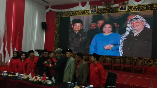 Momen keakraban Megawati dan Presiden Palestina Yasser Arafat