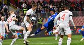 Pemain Bosnia and Herzegovina Smail Prevljak (tengah) bertarung memperebutkan bola dengan pemain Islandia Daniel Leo Gretarsson (kedua kiri) pada pertandingan sepak bola Grup J Kualifikasi Euro 2024 di Stadion Bilino Polje, Zenica, Bosnia and Herzegovina, Kamis (23/3/2023). (ELVIS BARUKCIC/AFP)