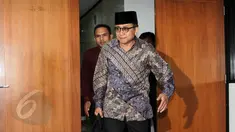 Terdakwa sekjen ESDM, Waryono Karno tiba untuk menjalani sidang lanjutan di Pengadilan TipIkor, Jakarta, Rabu (3/6/2015). Empat orang saksi dihadirkan diantaranya Dirjen Energi Baru dan Terbarukan Kementerian ESDM Rida Mulyana. (Liputan6.com/Helmi Afandi)