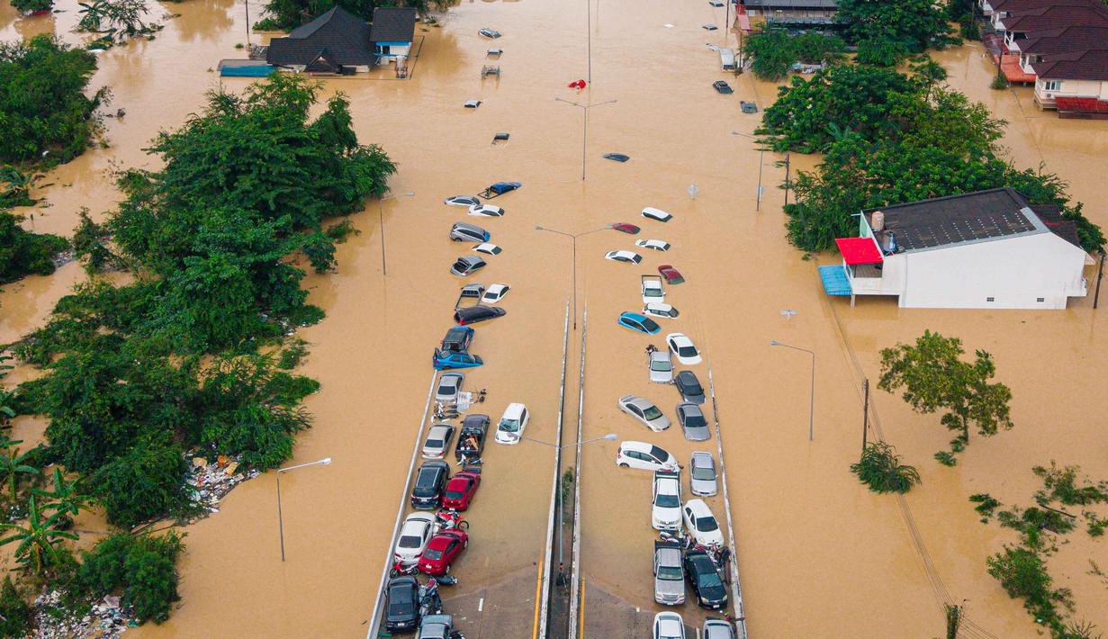 Mobil dan rumah terendam banjir di Provinsi Songkhla, Thailand selatan, Rabu 26 November 2025. Banjir besar melanda wilayah Hat Yai, Provinsi Songkhla, Thailand, pada Rabu (26/11/2025). (AP Photo/Arnun Chonmahatrakool)