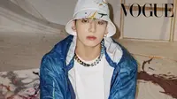 Anggota termuda BTS, Jungkook mengenakan atasan 2054 printed windbreaker jacket Louis Vuitton warna biru dipadukan tshirt putih dan short pants warna senada. Aksesoris sepeti bucket, kalung, dan anting pun dipilih olehnya. Sneakers biru melengkapi penampilannya. Dok. Vogue Korea