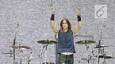 Drumer Judas Priest, Scott Travis menyapa penonton selama konser perdana di Indonesia di Allianz Eco Park Ancol, Jakarta Utara (7/12). Total lagu yang dibawakan oleh Judas Priest sebanyak 19 lagu di konser tersebut. (Fimela.com/Bambang E. Ros)
