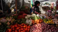 Pedagang menunggu pembeli di Kebayoran Lama, Jakarta, Rabu (6/4/2022). Di awal bulan puasa Ramadhan, harga sejumlah bahan pokok merangkak naik. Kenaikan harga kebutuhan pokok mulai terasa sejak dua pekan terakhir untuk komoditi seperti cabai, telur, gula, hingga daging. (Liputan6.com/Johan Tallo)