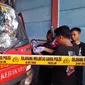 Satu unit armada Damkar itu diduga ditembak oleh pelaku yang hendak mencuri sepeda motor di Kantor Wilayah Sektor Cileungsi pada Sabtu (2/12/2023). (Foto:Liputan6/Achmad Sudarno)
