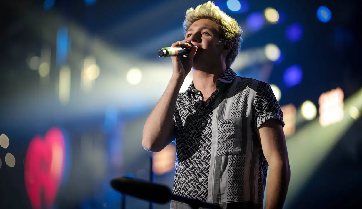 Baru-baru ini, cowok berambut pirang tersebut sontak ngomel-ngomel dan langsung bete akibat ulah penggemarnya yang memoto dirinya sedang tertidur di pesawat. (AFP/Bintang.com)