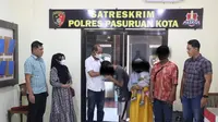 Pelaku pencurian dibebaskan di Polresta Pasuruan setelah dilakukan restorative justice. (Dian Kuriniawan/liputan6.com).