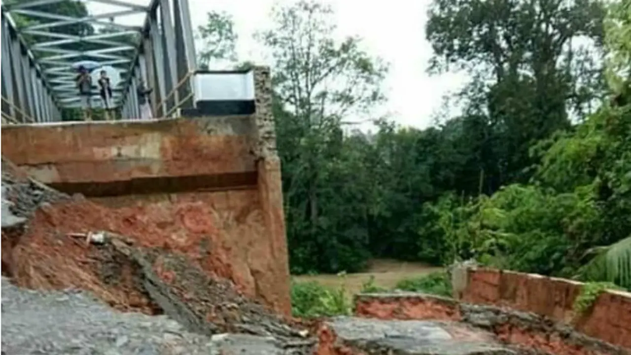 Jalan Menuju Jembatan Penghubung Kampung Badui Longsor