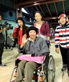 Yana Zein yang belakangan ini terbaring di rumah sakit akibat penyakit kanker yang dideritanya, kini akan mulai menjalani pengobatan di luar negeri. Hendak berangkat ke Cina, Yana memberikan lambaian tangannya. (Adrian Putra/Bintang.com)