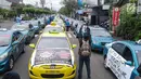 Ratusan taksi dan angkutan umum gelar aksi mogok tolak transportasi online di alun-alun Kota Purwokerto, Selasa (17/10). Mereka mengeluhkan pendapatan yang menurun sejak keberadaan transportasi online. (Liputan6.com/Pool/ Dimas dan Neto Adrianto)