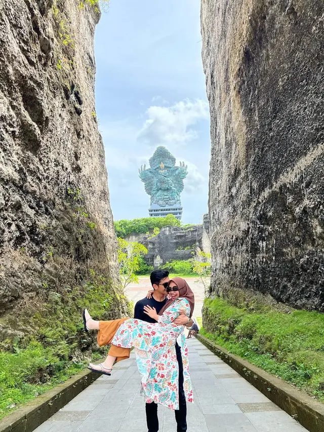 Dikabarkan Tengah Hamil, Ini 7 Potret Mesra Ria Ricis dan Teuku Ryan