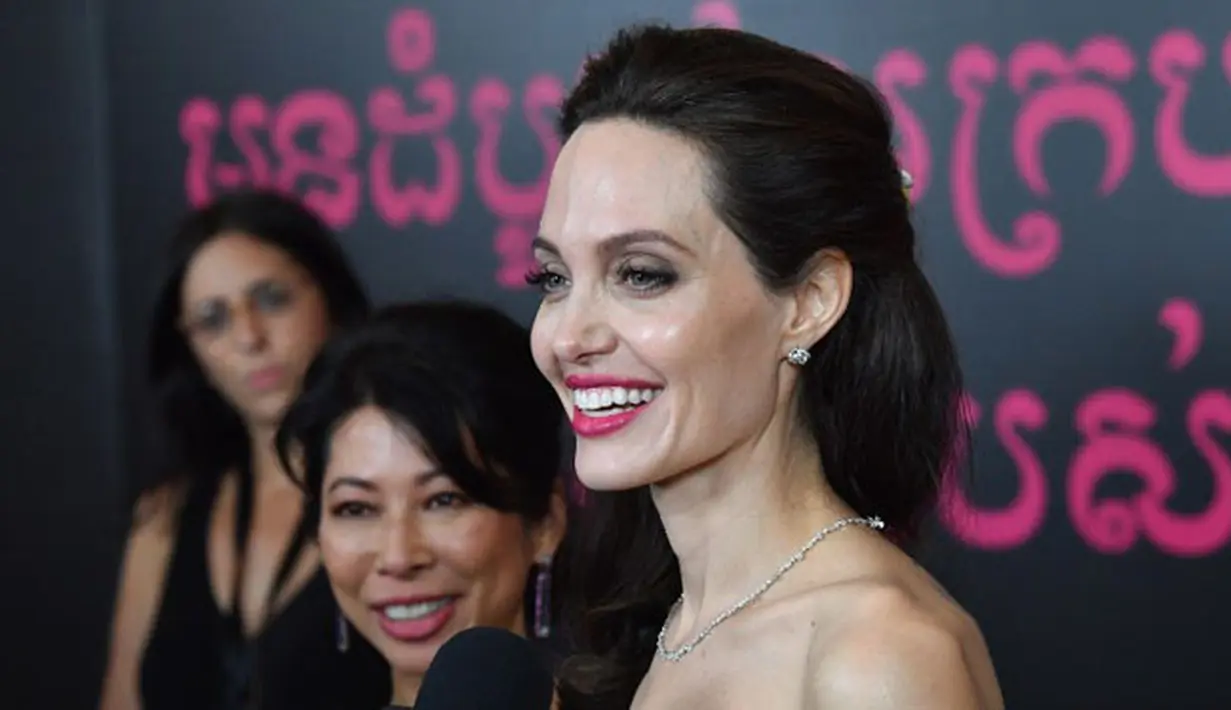 Seperti yang diwartakan Ace Showbiz, seorang reporter bernama Juju Chang bertanya dengan hati-hati soal perceraian Jolie dengan Pitt. Namun saat itu Jolie malah menanggapi dengan jawaban yang tak mengenakan. (AFP/Dia Dipasupil)