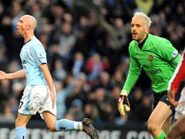 Manchester City&#039;s midfielder Stephen Ireland celebrates after scoring the opening goal during the English Premier league match against Arsenal at City of Manchester Stadium, on November 22, 2008. AFP PHOTO/ANDREW YATES