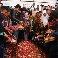 Sausanana haru dan isak tangis warnai pemakaman Yon Koeswoyo. Almarhum meninggal dunia pada Jumat (5/1) setelah subuh. Almarhum menininggal dunia akibat penyakit komplikasi. (Daniel Kampua/Bintang.com)