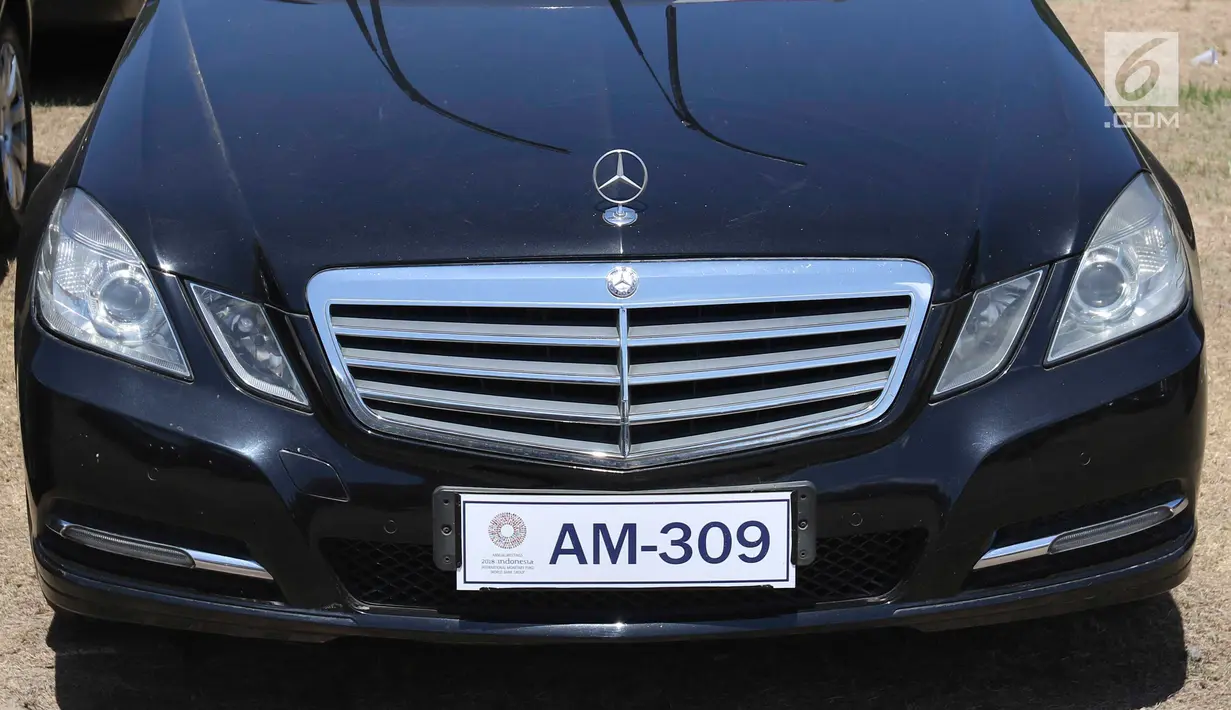 Sebuah mobil Mercy E200 terlihat di Lapangan Lagoon Bali, Nusa Dua, Selasa (9/10). Sebanyak 865 unit kendaraan tersebut disiapkan untuk mengangkut delegasi Pertemuan Tahunan IMF-World Bank di Bali. (Liputan6.com/Angga Yuniar)