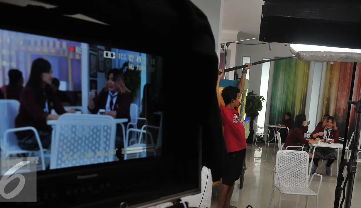 Pemain sinetron High School Love Story saat melakukan adegan syuting di Studio MD, Jakarta, Kamis (20/8/2015). Sinetron HSLS sudah tayang sejak 10 Agustus 2015 lalu di SCTV. (Liputan6.com/Herman Zakharia)