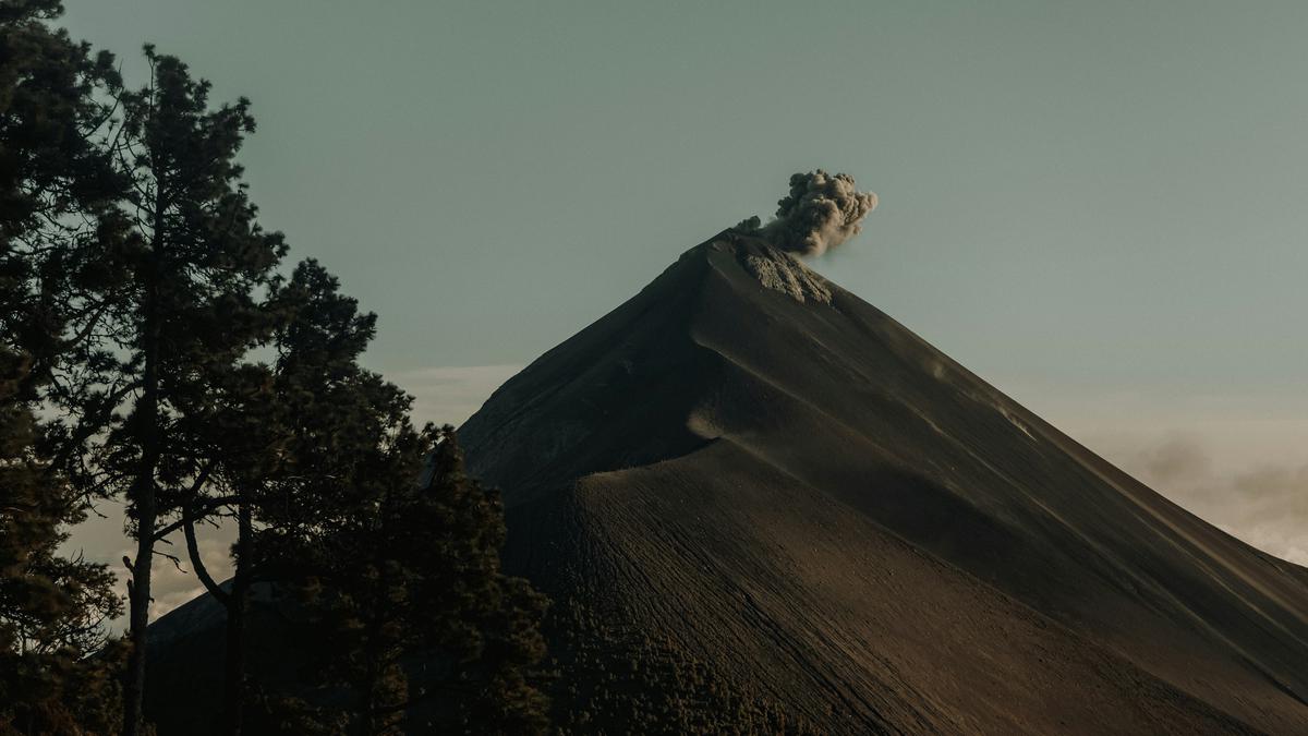 Abu Vulkanik Anak Krakatau Sampai Jakarta, Ini Tips Aman Beraktivitas