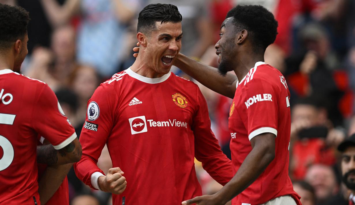 Gol pembuka Ronaldo di laga ini tercipta pada menit 7 lewat assist Anthony Elanga. Dalam sejarah Manchester United di Liga Inggris, ini tercatat sebagai beda usia terjauh antara seorang pencetak gol dan pemain yang memberi assist. (AFP/Paul Ellis)