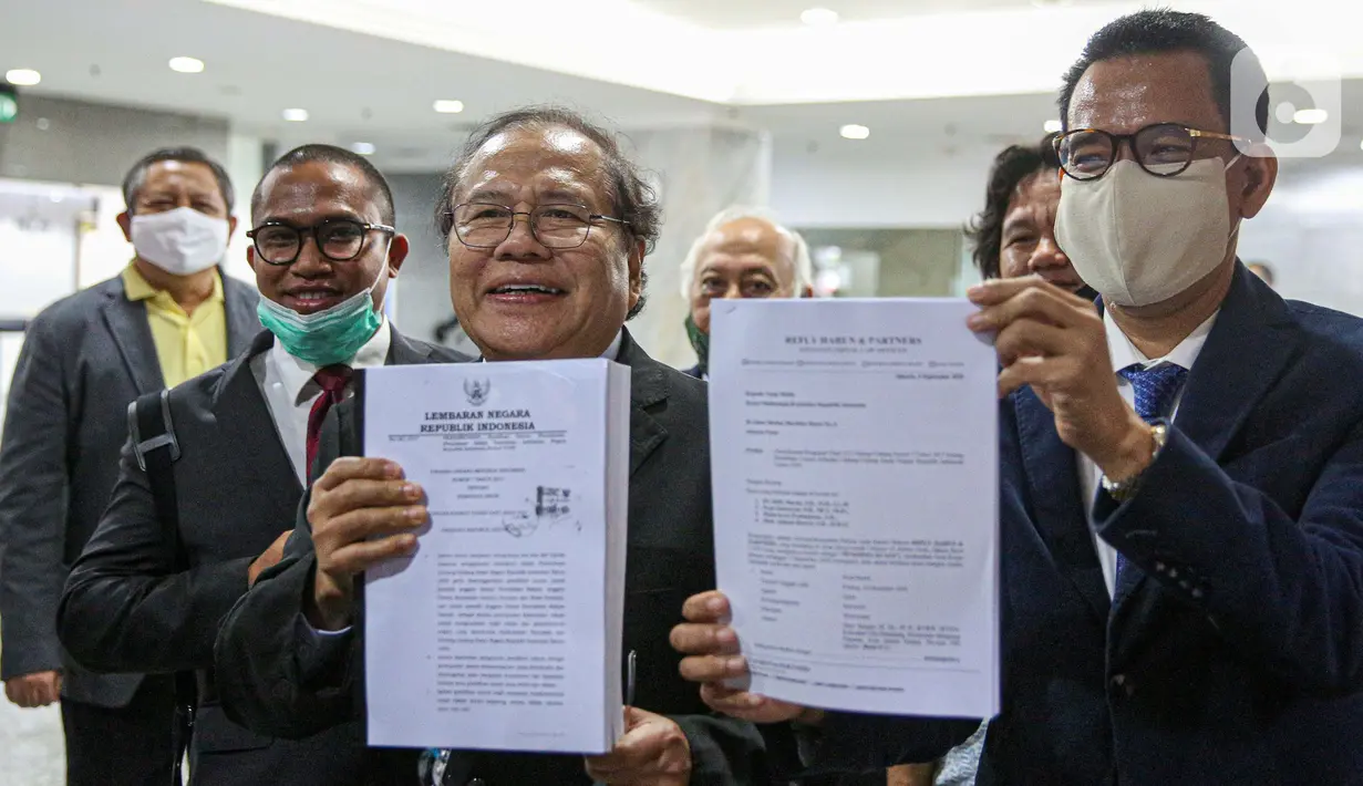 Rizal Ramli dan Refly Harun menyerahkan berkas pengaduan Presidential Threshold di gedung Mahkamah Konstitusi (MK), Jakarta, Jumat (4/9/2020). Rizal Ramli mengajukan judicial review tentang threshold atau ambang batas pemilihan presiden ke MK. (Liputan6.com/Faizal Fanani)