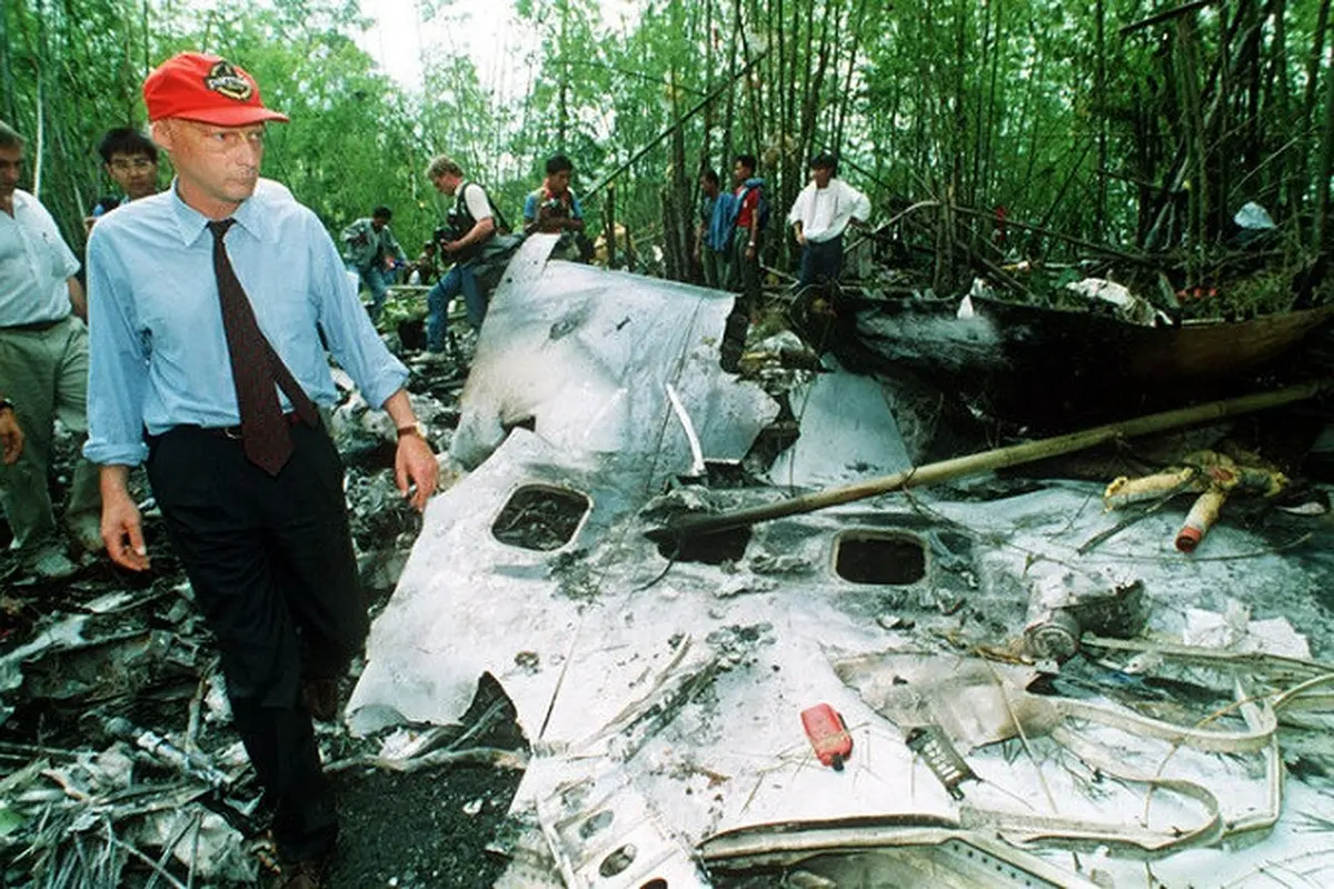 Niki Lauda meninjau dan melakukan pencarian secara langsung pasca jatuhnya Lauda Air di Bangkok Thailand (AP)