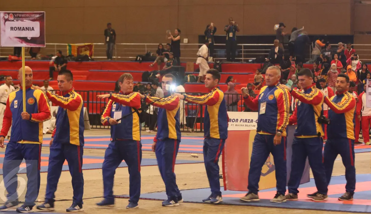 Kontingen atlet karate dari berbagai negara mengikuti acara pembukaan Kejuaraan Dunia Shotokan Karate-Do International Federation (SKIF) 2016 di JIExpo Kemayoran Jakarta, Sabtu (27/8). (Liputan6.com/Immanuel Antonius)
