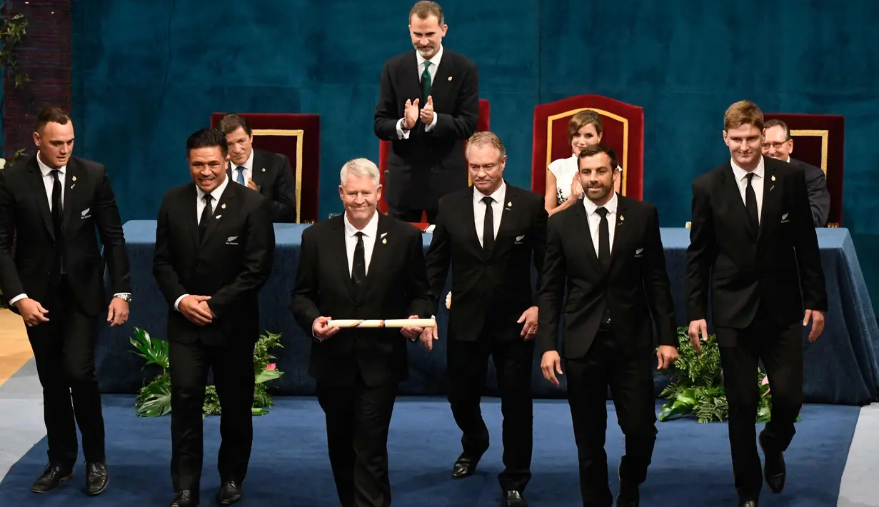 Tim rugbi nasional Selandia Baru, All Blacks berjalan usai menerima Princess of Asturias Award 2017 kategori olahraga dari Raja Spanyol di Campoamor Theatre di Oviedo, Spanyol (20/10). (AFP Photo/Miguel Riopa)
