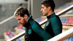 Barcelona tetap berlatih serius jelang menjamu Borussia Monchengladbach walau sudah lolos ke-16 besar Liga Champions. Lionel Messi dan Luis Suarez saat akan memulai latihan. (AFP/Lluis Gene)