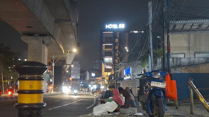 Teka-Teki Sosok Pak Haji, Pria Misterius Bagikan Uang Tengah Malam