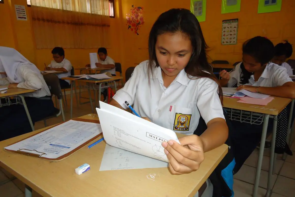 12 Potret UN SMP 2016 yang Bikin Kamu Rindu Seragam Putih Biru