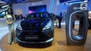 Model berdiri di samping mobil mewah Lexus RZ 450e Luxury dengan harga mulai Rp 1,6 miliar pada pameran otomotif GAIKINDO Indonesia International Auto Show (GIIAS) 2024 di Indonesia Convention Exhibition (ICE) BSD Tangerang, Banten, Jumat (19/7/2024). (merdeka.com/Arie Basuki)