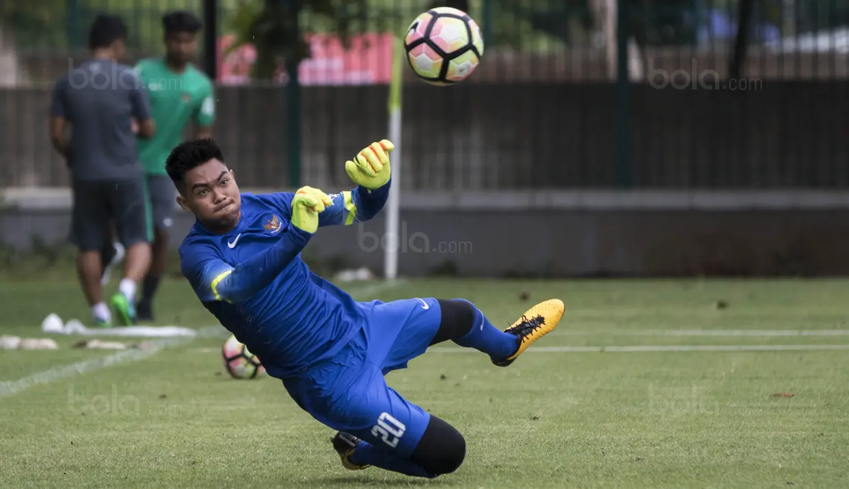 Kiper Timnas Indonesia, Kartika Ajie, menepis bola saat latihan di Lapangan ABC Senayan, Jakarta, Senin (15/1/2018). Pemusatan latihan ini dilakukan jelang Asian Games 2018. (Bola.com/Vitalis Yogi Trisna)