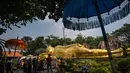 Vihara ini dihiasi dengan payung dan area ibadah juga telah dibersihkan untuk memberikan kenyamanan bagi umat Buddha yang akan beribadah saat Hari Raya Waisak. (AFP/Juni Kriswanto