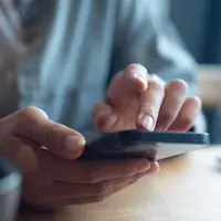 Ilustrasi pengguna mengubungi CS melalui ponsel. (Istimewa)