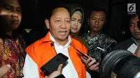 Cagub Maluku Utara terpilih hasil Quick Count Ahmad Hidayat Mus mengenakan rompi tahanan usai menjalani pemeriksaan terkait korupsi pembebasan lahan Bandara Bobong tahun anggaran 2009 di gedung KPK, Jakarta, Senin (2/7). (Merdeka.com/Dwi Narwoko)