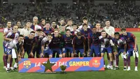 Pemain Barcelona berfoto bersama setelah memenangkan Piala Joan Gamper edisi ke-58 di Estadi Olimpic Lluis Companys, Barcelona, Rabu (09/08/2023) WIB. Barca menang dengan skor 4-2 atas Tottenham Hotspur. (AFP/Pau Barrena)