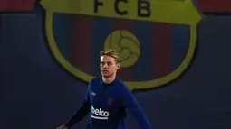 Gelandang Barcelona, Frenkie De Jong melakukan pemanasan saat mengikuti sesi latihan tim di Joan Gamper Sports City di Sant Joan Despi (17/12/2019). Barcelona akan bertanding melawan Real Madrid dalam laga El Clasico di Camp Nou. (AFP/Lluis Gene)
