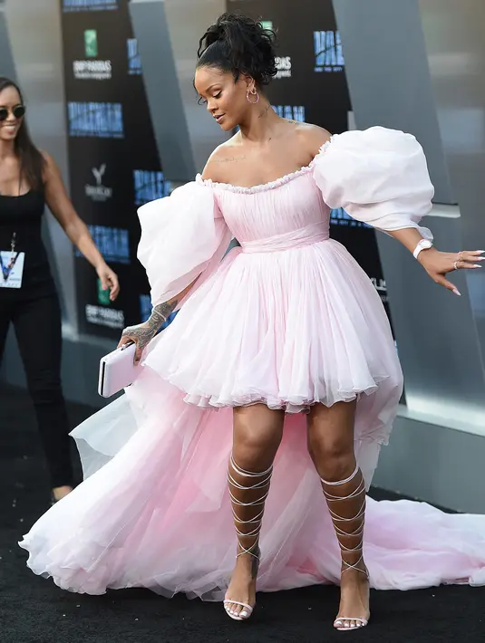 Rihanna setibanya pada pemutaran perdana "Valerian and The City of a Thousand Planets" di Los Angeles, 17 Juli 2017. Rihanna bak balerina dalam balutan gaun couture rancangan desainer Italia Giambattista Valli. (Jordan Strauss/Invision/AP)