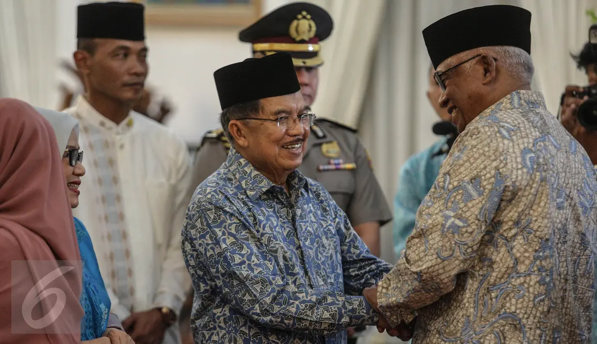 Silaturahmi ke sejumlah kerabat masih tetap dilakukan pada hari ke dua lebaran. Biasanya untuk keluarga yang jaraknya jauh baru didatangi rumahnya pada hari kedua lebaran. (Liputan6.com/Faizal Fanani)
