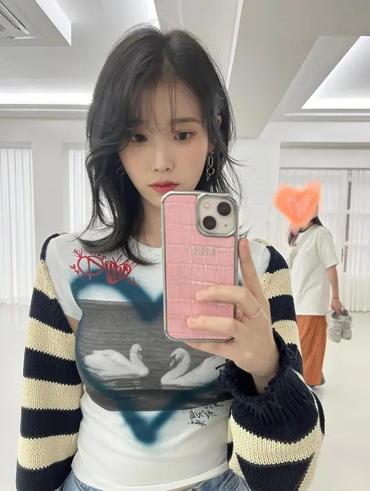 Gaya rambut wolf cut dengan curtain bangs ini seperti IU ini juga bisa jadi inspirasi. [Foto: IG/dlwlrma].