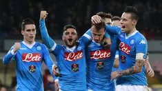 Para pemain Napoli merayakan gol Vlad Chiriches (2kanan) saat melawan AC Chievo Verona pada lanjutan Serie A 2015-2016 di Stadion San Paolo, Naples, Minggu (6/3/2016) dini hari WIB.  (AFP/Carlo Hermann)