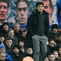 Pelatih Everton, Andoni Iraola memberikan instruksi dalam laga lanjutan Piala FA 2024/2025 melawan Bournemouth di Goodison Park, Liverpool, Inggris, Minggu (09/02/2025) WIB. (AFP/Paul Ellis)