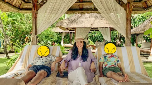 8 Potret Liburan Bunga Zainal dengan Keluarga di Bali, Tetap Stylish
