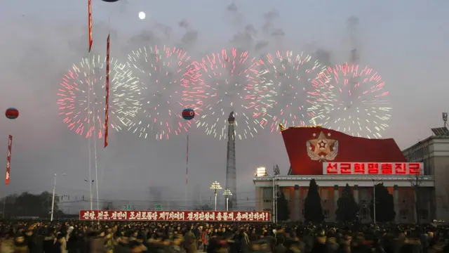 Korea Utara menggelar perayaan atas kesuksesan tes rudal termutakhir yang dilesatkan pada 29 November lalu. Perayaan itu dilaksanakan di Pyongyang pada 30 November 2017 (Jon Chol-jin/AP)