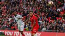 Striker Inggris, Daniel Sturridge (kiri), menyundul bola yang berbuah gol pertama ke gawang Malta pada laga Grup F kualifikasi Piala Dunia 2018 zona Eropa di Stadion Wembley, London, Sabtu (8/10/2016). (AFP/Ian Kington)