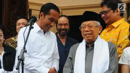 Capres dan Cawapres 01 Joko Widodo-Ma'ruf Amin saat memberi keterangan di Jakarta, Kamis (18/4). Dalam keterangannya Jokowi memaparkan hasil quick count 12 lembaga survei yang 100% sudah selesai, Jokowi-Amin memperoleh 54,55 % suara dan Prabowo-Sandi 45,5%. (Liputan6.com/Angga Yuniar)