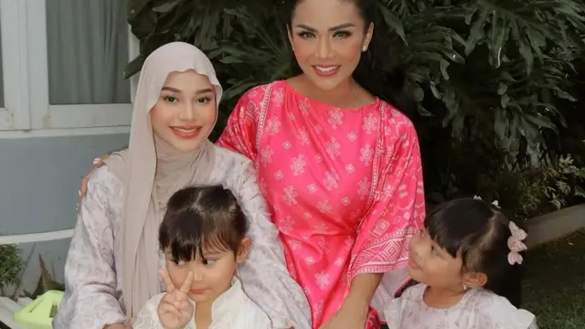 Buka puasa mewah dan penuh cinta, momen kebersamaan Aurel dan keluarga besar. (credit:instagram.com/aurelie.hermansyah)