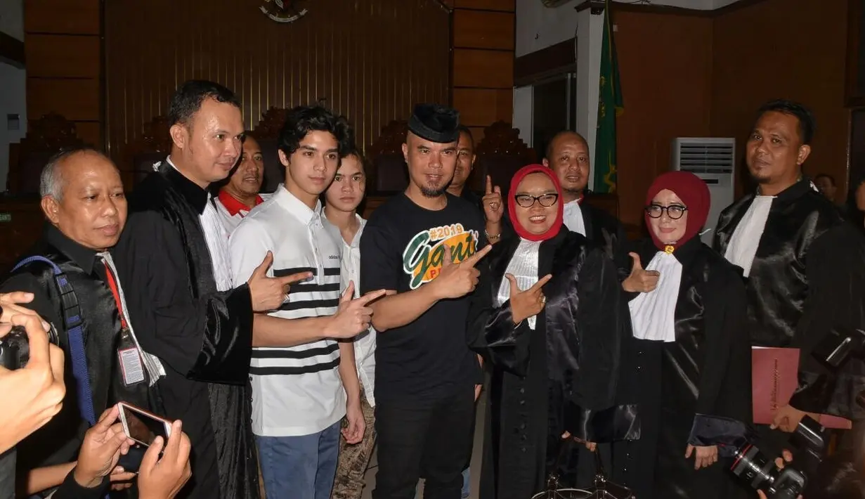 Tidak sendirian, suami Mulan Jameela ini ditemani dua orang jagoannya, Al Ghazali dan Dul Jaelani. Walaupun saat sampai di pengadilan, Dhani hanya ditemani Dul. Dan begini lah niat Dul hadir damping ayahnya. (Adrian Putra/Bintang.com)