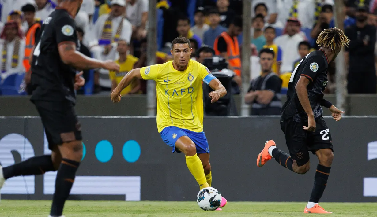 Pemain Al Nassr, Cristiano Ronaldo (tengah), berusaha melewati hadangan dua pemain Al Shabab dalam pertandingan pertama Grup C Arab Club Champions Cup 2023 di Stadion King Fahd, Taif, Sabtu (29/7/2023) dini hari WIB. Ini merupakan penampilan Ronaldo yang keempat kalinya dalam laga pramusim bersama Al Nassr dan dirinya belum mencetak satu gol pun. (AFP)