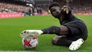 Pemain Arsenal Bukayo Saka mencoba untuk mempertahankan bola saat melawan Fulham pada pertandingan sepak bola Liga Inggris di Stadion Craven Cottage, London, 12 Maret 2023. Arsenal mengalahkan Fulham dengan skor 3-0. (AP Photo/Ian Walton)