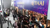 Penumpang menunggu di loket tiket Thai Airways di Bandara Internasional Suvarnabhumi di Bangkok (28/2). Pembatalan penerbangan tersebut karena konflik yang memanas antara India dan Pakistan di perbatasan Kashmir. (AFP Photo/Lillian Suwnrumpha)