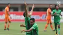 Bek Bhayangkara FC, Otavio Dutra mengangkat tangan merayakan gol ke gawang Borneo FC pada lanjutan Liga 1 Indonesia di Stadion Patriot Candrabhaga, Bekasi, Rabu (20/9). Laga dimenangkan Bhayangkara FC 2-1. (Liputan6.com/Helmi Fithriansyah)